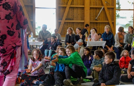 Die Kinder sind von Überraschungsgast Zauberer Ron Dideldum begeistert